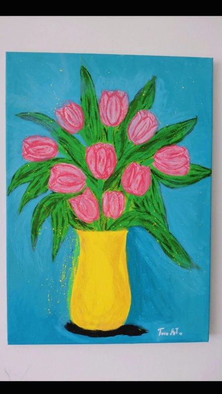 TULİPS İN YELLOW VASE